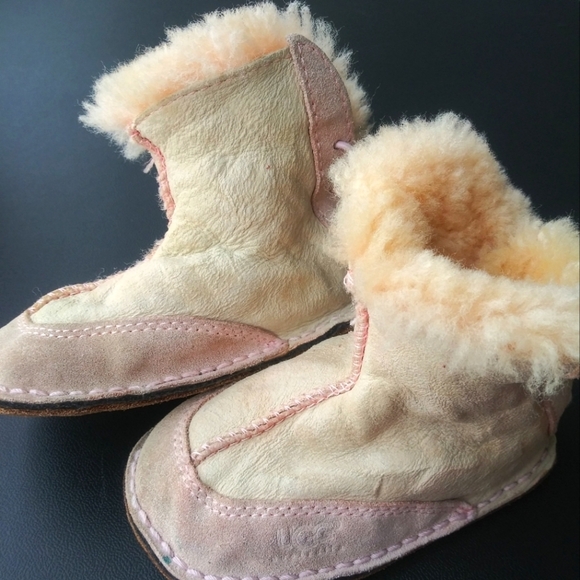 UGG Baby Girl Boot Size M - Picture 1 of 9